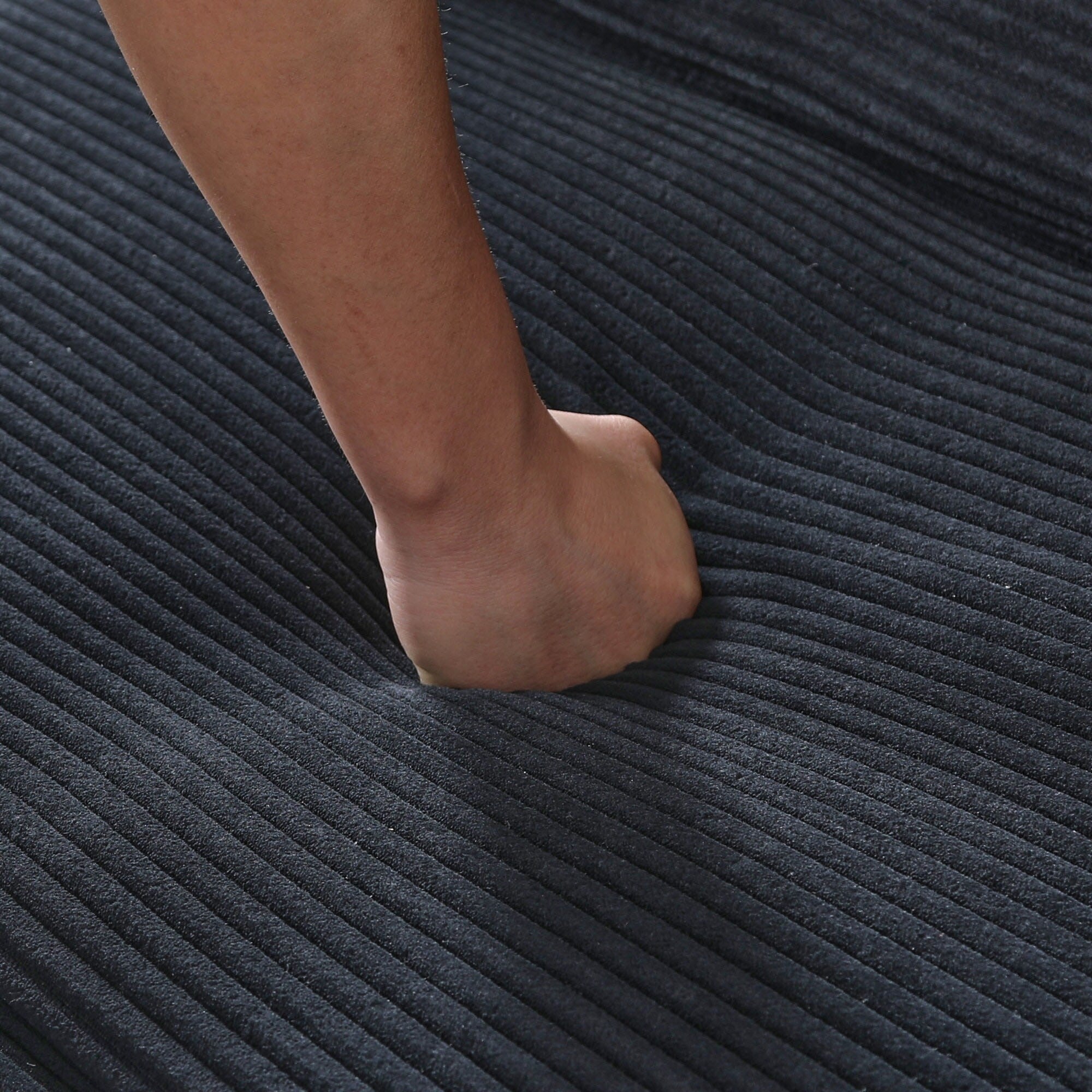 This 66-inch corduroy sofa bed can flexibly adapt to the living room, apartment and bedroom